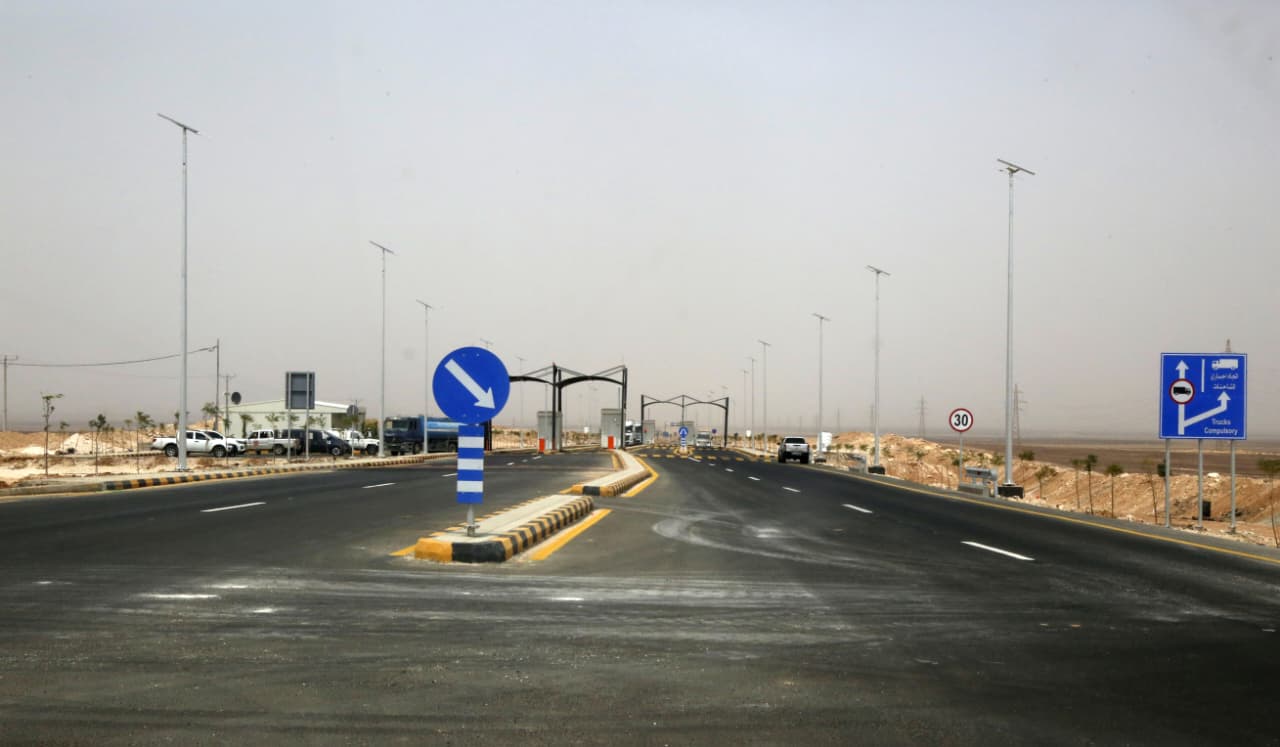 وزير الأشغال يتفقد طريق ستاد كرة القدم الجديد في لواء الموقر