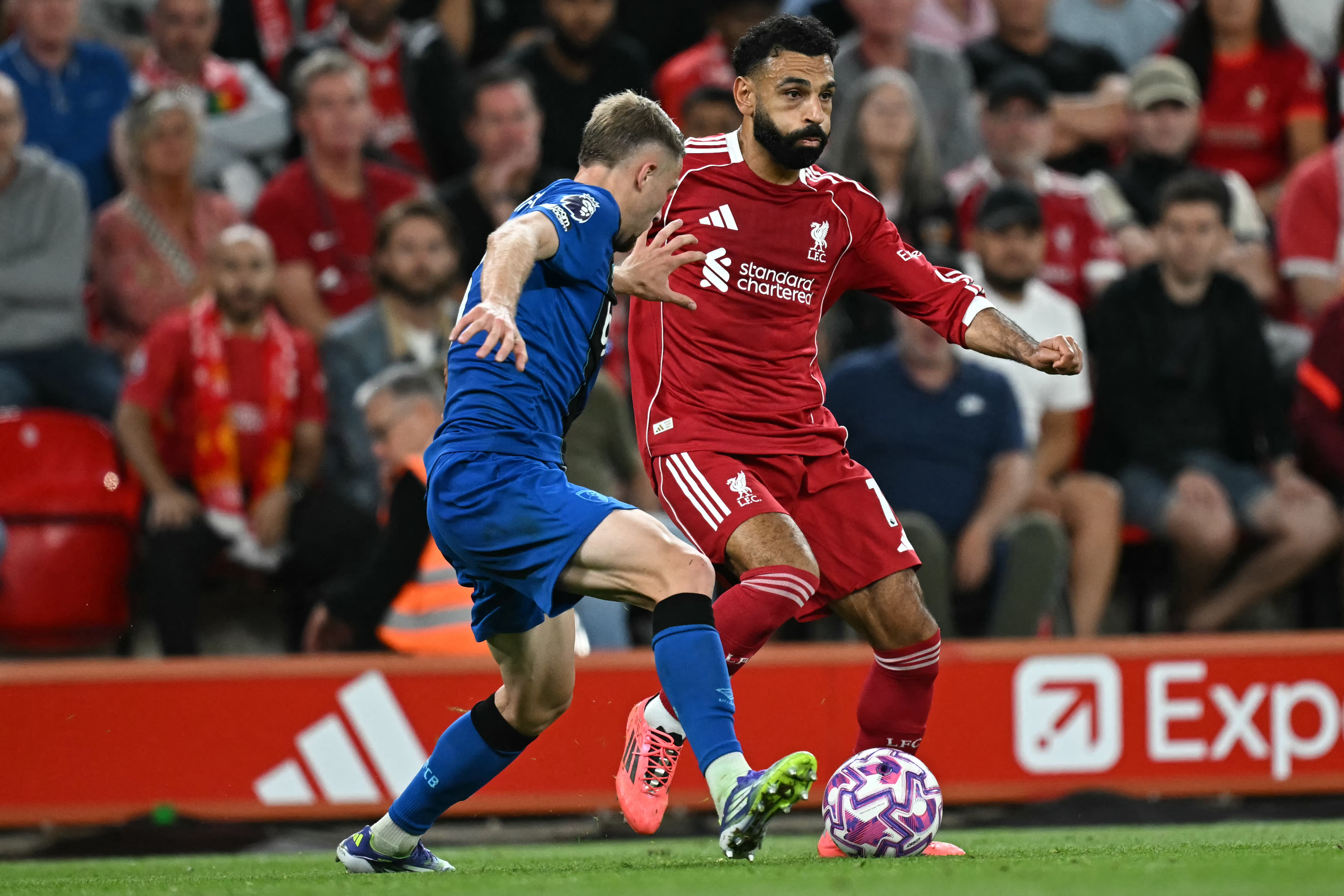 هدفان متأخران من كييزا وصلاح يمنحان ليفربول الفوز 4-2 في افتتاح الموسم