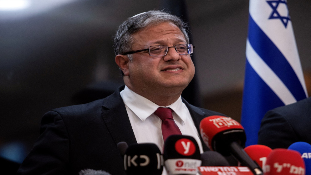 المتطرف بن غفير يعاقب الأسرى بإجبارهم على مشاهدة صور للدمار في غزة
