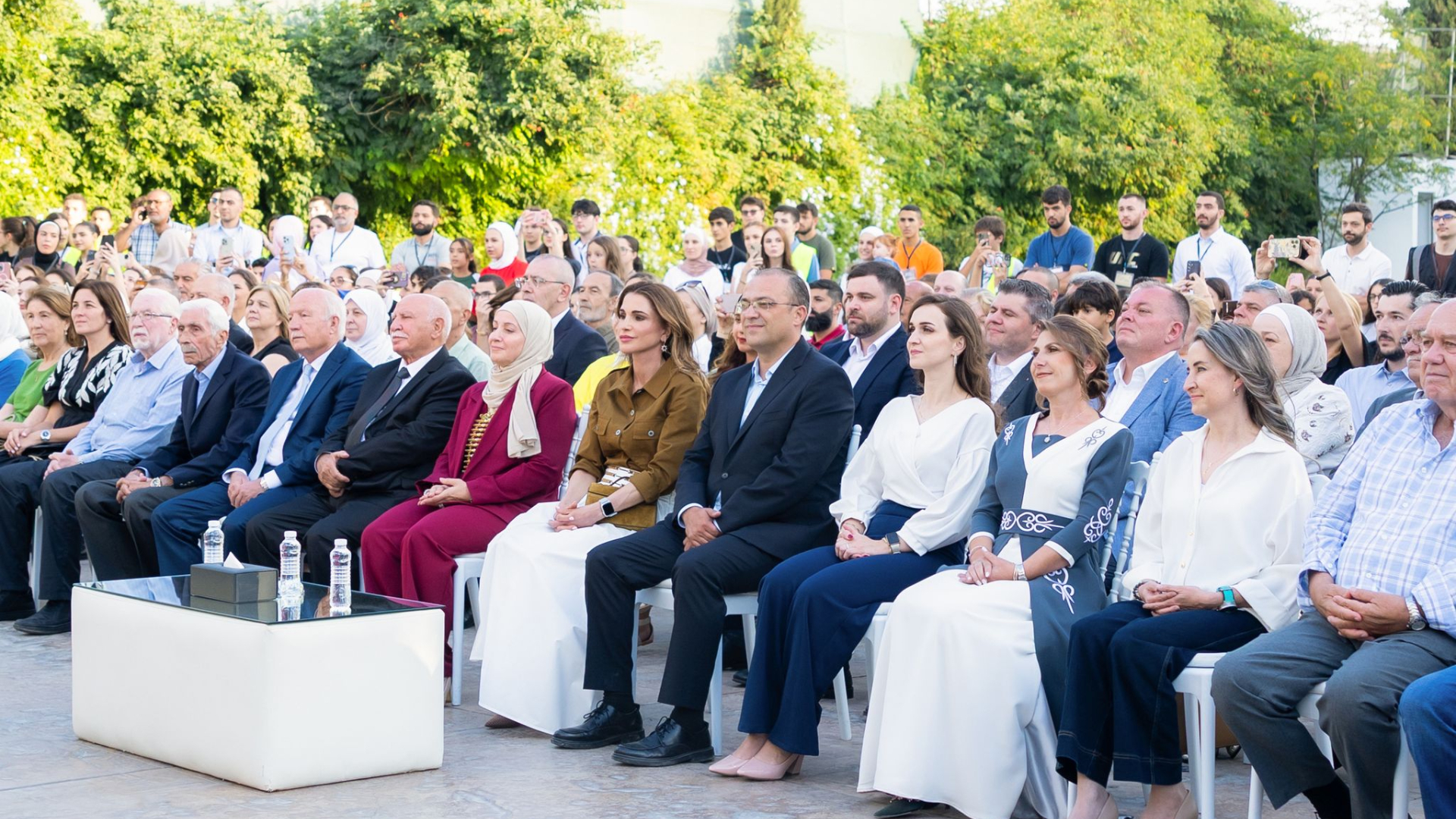 الملكة رانيا تفتتح بازار النادي الأهلي