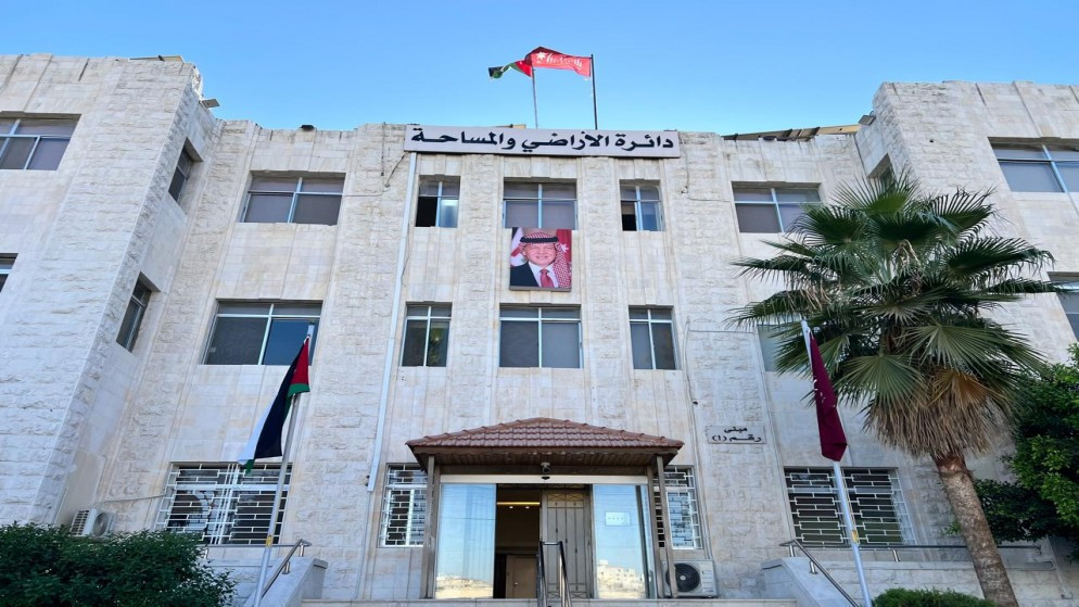 مجلس الوزراء يقبل استقالة مدير عام دائرة الأراضي والمساحة أحمد العموش