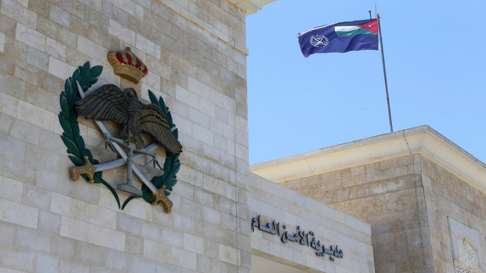 مدير الأمن العام يوعز بتكريم 42 نزيلا نجحوا في "التوجيهي" داخل مراكز الإصلاح والتأهيل